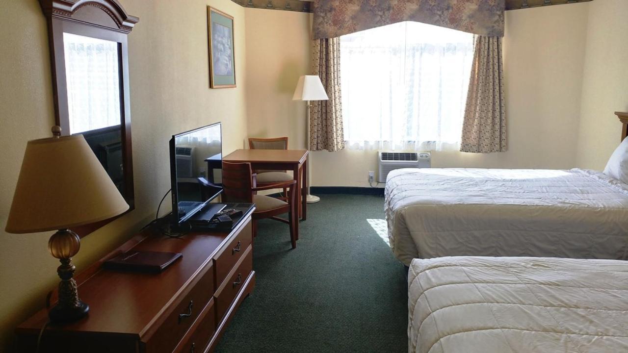 Palace Inn & Suites Линкън Сити Екстериор снимка
